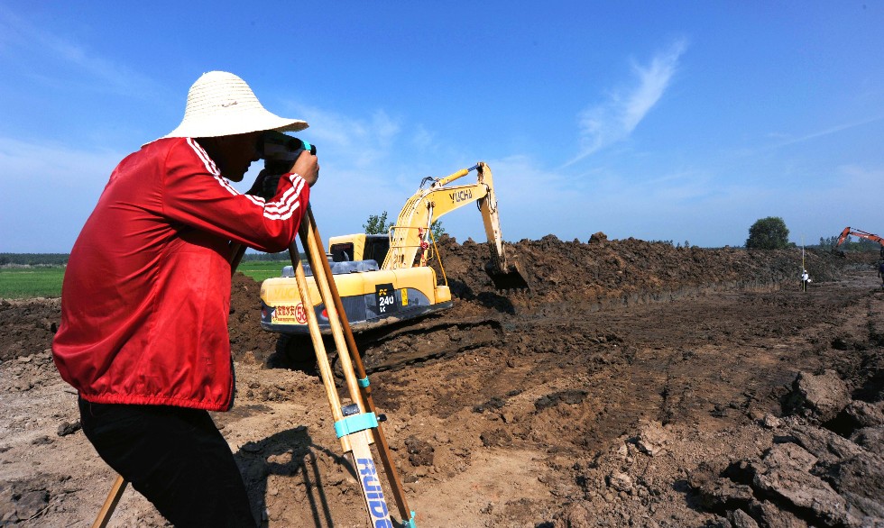水利施工技术人员现场测量放样摄影霍邱县水务局胡波