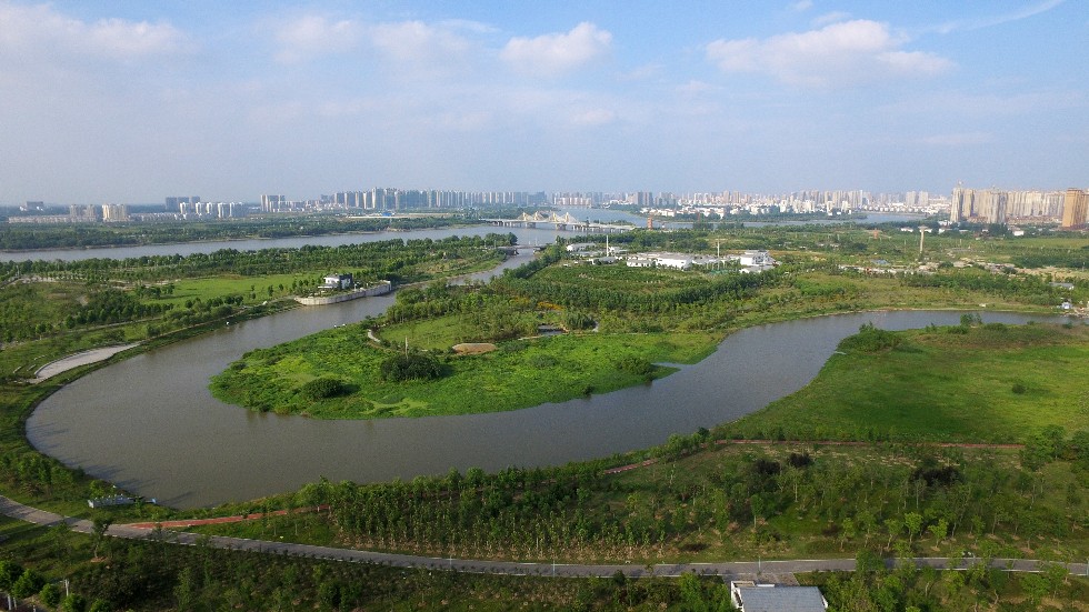 治理后的凤凰河宛如一条玉带环绕着六安城区.jpg
